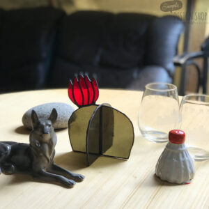 Virágzó kaktusz asztali üvegdísz, piros virággal (közepes nagyságú)
