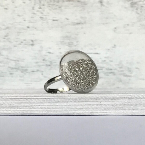 Kis lapos gyűrű ezüst fényű gyöngyökkel - Giranelli