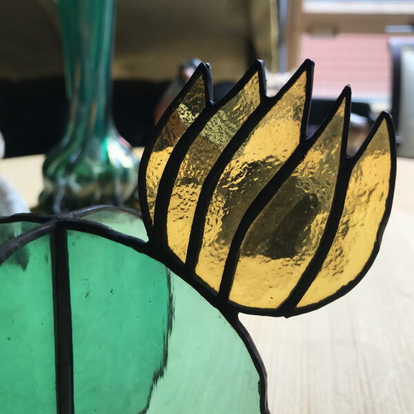 Virágzó kaktusz asztali üvegdísz, sárga virággal (közepes)